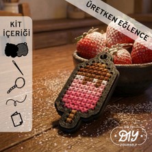 Etamina Yummina Serisi: Çilekli Dondurma Etamin Çarpı İşi Anahtarlık- Yeni Başlayanlar İçin Hobi Seti