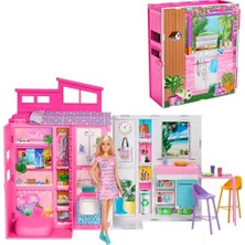 Aesco Barbie Bebek ve Evi Oyun Seti; Mutfak, Banyo, Çatı Katı Yatak Odası ve Salon Dahil 4 Oyun Alanı Bulunan Yazlık Ev, 11 Dekorasyon Aksesuarı, HRJ77