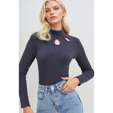 TeknoKapsül Trend Alaçatı Stili Kadın Lacivert Yarım Balıkçı Yaka Out Cut Kesimli Boncuk Işlemeli Bluz ALC-X11249