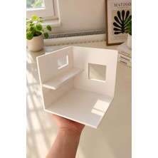 Tiny Cozy Pencere Detaylı Dekoratif Mini Ev Maketi – Masaüstü Raf Süsü