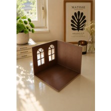 Tiny Cozy Pencere Detaylı Dekoratif Mini Ev Maketi – Masaüstü Raf Süsü