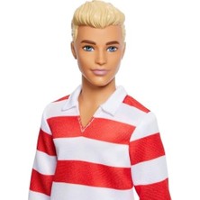 Maxi Trendy Fashionistas Ken Bebek Kırmızı Beyaz Polo Tişörtü, Pembe Şortu, Uzun Beyaz Çorapları ve Spor Ayakkabılarıyla Sarışın, HYV01