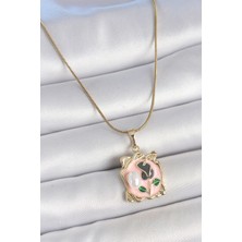 Rafiel 316L Çelik Gold Renk Zincir Pembe Mineli Çiçek Işlemli Inci Detay Portre Model Kadın Kolye