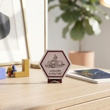 Miaju Geleneksel Hat Sanatı Hasbünallâhü ve Ni'mel Vekîl Yazılı Masaüstü Dekoru Modern ve Minimalist Bir Parça 10X10 Cm, Yavru Ağzı