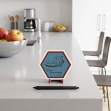 Miaju Fe Inne Me'al Usri Yusra Yazılı Dekoratif Masaüstü Objesi Sevdikleriniz Için Modern ve Zarif Bir Hediye 10X10 Cm, Gök Mavi
