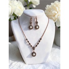 Fayra Accessories Zirkon Taşlı Papatya Figür Su Yolu Zincirli Inci Sallantılı Kolye ve Küpe Seti
