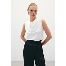 Ekru Degaje Yaka Saten Kadın Bluz – Kolsuz, Sade ve Sofistike Stil