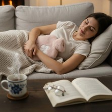 Renklime Hello Everyone Yazılı Kurdeleli Pembe Peluş Sıcak Su Torbası 1 Lt – Yumuşak Kılıf, Uzun Süre Sıcak Tutan Termal Su Torbası