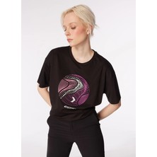 Discovery Expedition D4SL-TST3039 Siyah Bisiklet Yaka Loose Fit Baskılı Kadın T-Shirt