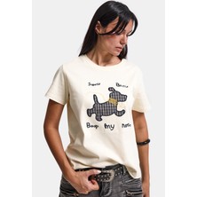 It's Basic Kadın Bej Bol Kesim Köpek Nakışlı Özel Tasarım T-Shirt