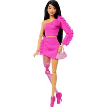 Esranın Dünyası Barbıe Stil Ikonu™ Bebek - Işıltılı Protez Bacaklı Klasik Barbie Tarzındaki Pembe Bluz ve Etek Takımıyla Protez Bacaklı ve Siyah Saçlı Barbie Stil Ikonu Bebek (2) HYV26