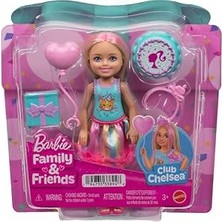 Mey İthalat Barbie Sarı Saçlarında Pembe Meçler Olan ve Doğum Günü Temasına Uygun Renkli Bir Elbise Giyen 15 Cm'lik Küçük Barbie Club Chelsea Bebek ve 4 Parti Aksesuarı, JJB37