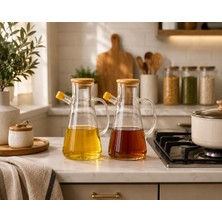 Durina Living Standlı 2’li Cam Yağdanlık Seti – 900 Ml, Vakumlu Bambu Kapaklı Cam , Sızdırmaz Damlatmaz Ağızlıklı Zeytinyağı & Sirke Şişesi & Ayçiçek Yağı & Sosluk & Nar Ekşisi