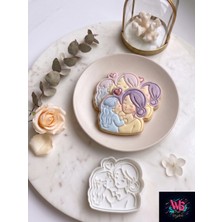 WLS Studio Anne ve Kız Çocuk Kurabiye Kalıbı – Anneler Günü & Sevgi Temalı Hamur Şekillendirici 7.5 cm