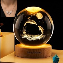Keyfim Shop Kişiye Özel Işıklı Ahşap Kaideli Sevimli Balinalar Cam Küre 8cm*6cm- Melek Kolye Hediyeli