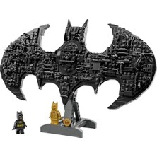 Yake Store Dc Batman: Batman Logosu 76330-12 Yaş ve Üzeri Erkek ve Kız Çocuklar Için 2 Minifigür ile Çeşitli Aksesuarlar Içeren Yaratıcı Sergileme Modeli Yapım Seti, Hediye Fikri (678 Parça)