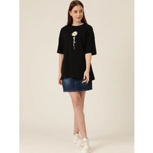 Tarz Yeri Kadın Papatya Baskılı T-Shirt Kısa Kol Bisiklet Yaka Oversize  Tişört - Siyah