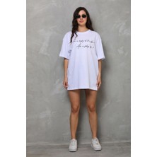 Tarz Yeri Kadın Kısa Kol Yazlık Tişört Bisiklet Yaka Baskılı Oversize T-Shirt - Beyaz
