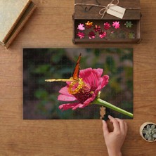Pembe Çiçeğe Konan Güzel Kelebek Tasarımı 240 Parça Ahşap Puzzle Ahşap Kutuda  MP03178