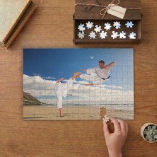Sahilde Tekvando Yapan Çift Tasarımı 240 Parça Ahşap Puzzle Ahşap Kutuda  MP00898