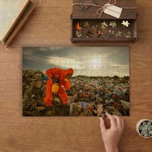 Çöpleri Ayrıştıran Adam - Çevre Kirliliği Tasarımı 240 Parça Ahşap Puzzle Ahşap Kutuda  MP03456