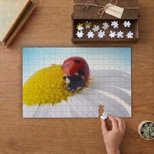 Papatyanın Üstünde Uğur Böceği Tasarımı 240 Parça Ahşap Puzzle Ahşap Kutuda  MP09428