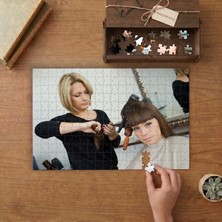 Bayan Kuaföründe Saçını Kestiren Kadın Tasarımı 240 Parça Ahşap Puzzle Ahşap Kutuda  MP00615
