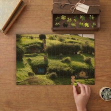 Hobbiton Film Seti Tasarımı 240 Parça Ahşap Puzzle Ahşap Kutuda  MP10184