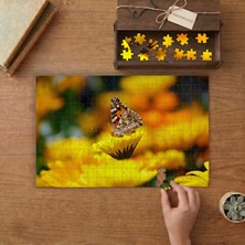 Sarı Çiçeklere Konan Mükemmel Kelebek Tasarımı 240 Parça Ahşap Puzzle Ahşap Kutuda  MP04437