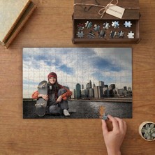 Plaza Manzarasının Önünde Kaykaylı Kız Tasarımı 240 Parça Ahşap Puzzle Ahşap Kutuda  MP00013
