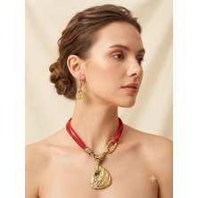 Ovia Jewelry Dövme Metal Dokulu Kırmızı Ipli Kolye ve Küpe Seti - Şık Kadın Takı Seti