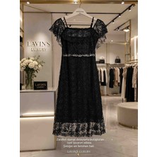 Lavin’s Luxury Siyah Dantel Detaylı Midi Abiye Elbise – Omuz Dekolteli Zarif Tasarım