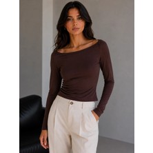 Sortie Collection Kadın Geniş Kayık Yaka Uzun Kollu Slim Fit Bluz Kahverengi