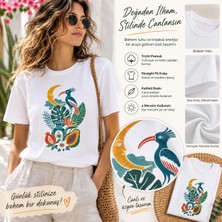 Tişört Kodu Kadın Straight Fit Tişört – Tropikal Kuş & Ay Desenli Bohem Sanatsal Baskı