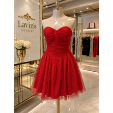 Lavin’s Luxury Kırmızı Straplez Tül Mini Abiye Elbise – Drapeli Bel Detaylı Davet ve Mezuniyet Elbisesi