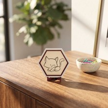 Miaju Sevimli Yatan Kedi Desenli Masaüstü Süsü Kahve Köşelerinizi Tamamlayan Modern ve Estetik Bir Görünüm Sunar 10X10 cm
