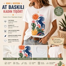 Tişört Kodu Kadın Straight Fit Tişört – Boho Çöl Atı Desenli Vintage Western Baskı