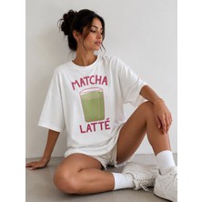 Nileq Boutique Matcha Latte Baskılı Oversize Beyaz Kadın Tişört