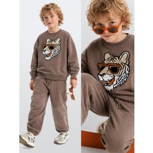 Denokids Erkek Çocuk Eşofman Takım Kaplan Aplikeli Kahverengi – %100 Pamuk Kışlık Oversize (5-11 yaş)