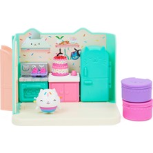 Mey İthalat Gabby's Dollhouse Lüks Oda, Bakey With Cakey, Kuchi ile Mutfak (Ingilizce Cakey), 3 Mobilya Parçalı ve Aksesuar Parçalı 2 Sürpriz Kutulu