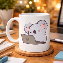 Bezos Laptoplu Koala Desenli Porselen Kupa Model 111 – Sevimli Ofis Kupası , Çalışanlara Özel Tatlı Hediye