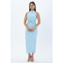 Neşeli Butik Kadın Bebe Mavi Flok Baskılı Halter Yaka Gold Kemer Detaylı Midi Boy Elbise NBMY4023