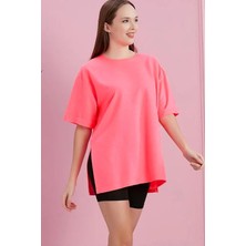 Alışveriş Sokağı Yırtmaçlı Düşük Kol Geniş Bisiklet Yaka Oversize Tişört