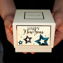 Charm Lab Candle – Yılbaşı Hediyesi, Ahşap ve Baharatlı Sandal Kokulu, Doğal Bio Balmum, 135 G Kokulu Mum, 40 Saat Yanma Süresi, Lüks Kutulu, Kadın ve Erkek Için Şık Yılbaşı Hediyesi