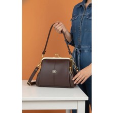 Çanta Trend Kadın Kahve 4 Bölmeli Astarlı Burslu & Fermuar Kapama 2 Askılı El Kol ve Omuz Çantası (24X18 Cm)