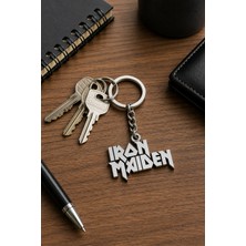 Herşey Nota Iron Maiden Logo Metal Anahtarlık – Heavy Metal Temalı Dayanıklı Anahtar Aksesuarı