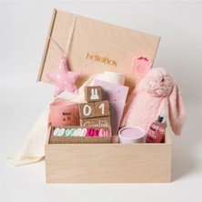 Hellobox Ahşap Kutulu Premium Kız Bebek Yeni Doğan Hediyesi - Müslin Örtü - Isme Özel Pembe Tavşan & Anı Küpleri - Vanilyalı Mum - Bebek Kolonyası- Bebek Hediye Seti