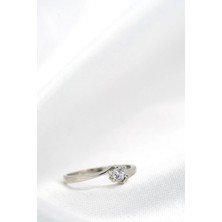 Tayfun Silver Pırlanta Kesim Kristal ile Modern ve Sade Bir Duruş Yansıtan 925 Ayar Gümüş Kadın Yüzük