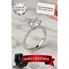 Carat Stone Pırlanta Işıltılı Gerçek Gümüşten Büyük Taşlı Tektaş Yüzük (Kararmaz)