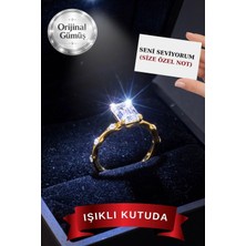 Carat Stone Işıklı Kutuda, Pırlanta Işıltılı Baget Yüzük (925 Ayar Gümüş)